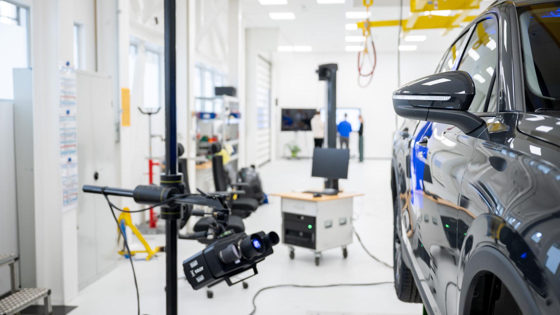 Volkswagen primenjuje raznovrsne mernе tehnologije. Na slici je optički 3D skener koji se koristi u mernoj sobi.
