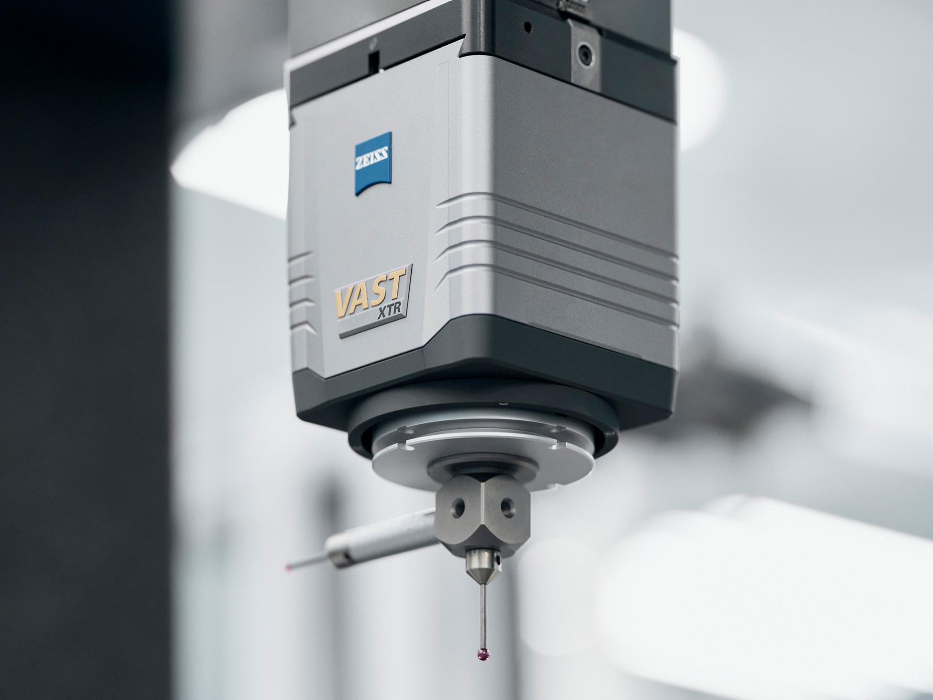ZEISS VAST XTR gold sa integrisanim rotacionim zglobom omogućava postizanje različitih ugaonih pozicija.